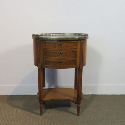 Petite table chiffonnière ovale en noyer...