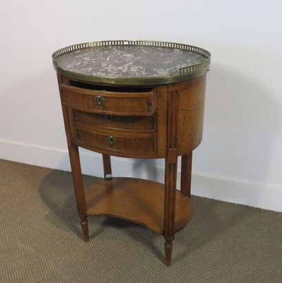 Petite table chiffonnière ovale en noyer...
