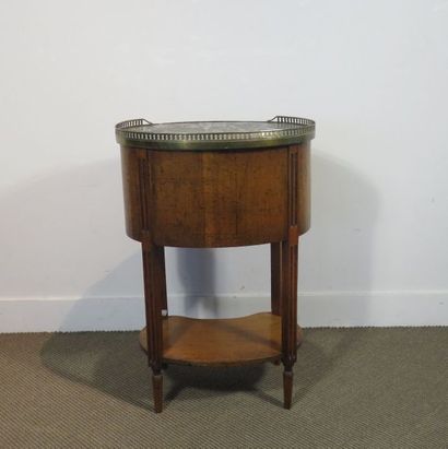 Petite table chiffonnière ovale en noyer...