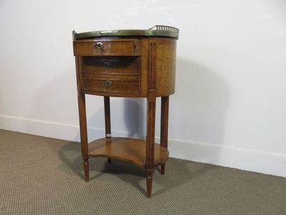 Petite table chiffonnière ovale en noyer...