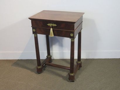 Table à couture en acajou et placage d’acajou....