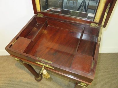 Table à couture en acajou et placage d’acajou....