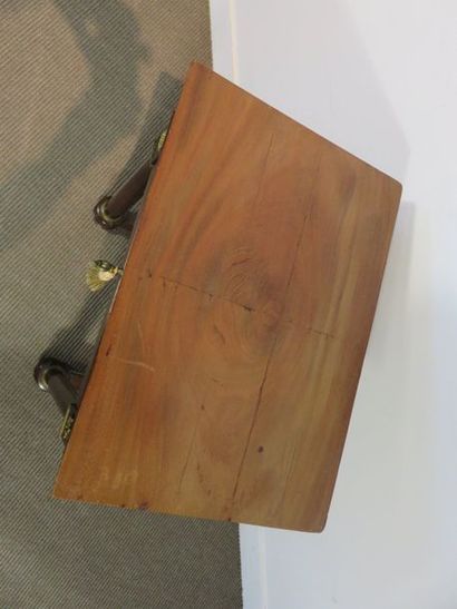 Table à couture en acajou et placage d’acajou....