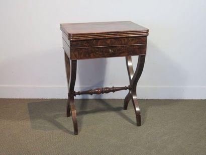Petite table à jeux en acajou et placage...