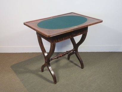 Petite table à jeux en acajou et placage...