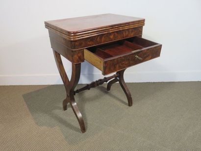 Petite table à jeux en acajou et placage...