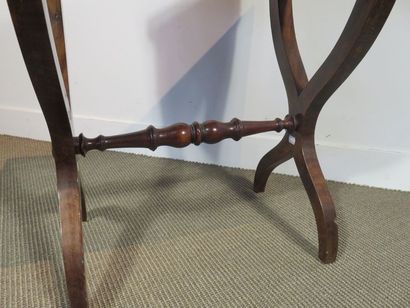 Petite table à jeux en acajou et placage...