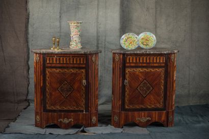 Belle paire d’encoignures en marqueterie...