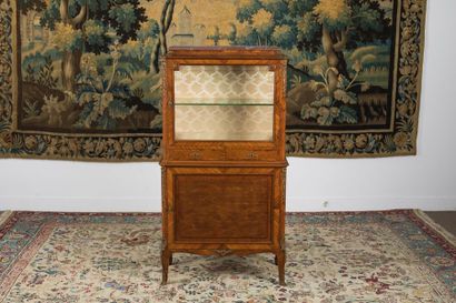 Buffet vitrine en marqueterie de bois de...