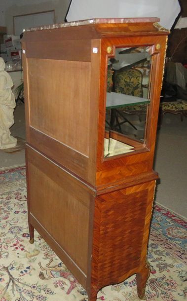 Buffet vitrine en marqueterie de bois de...