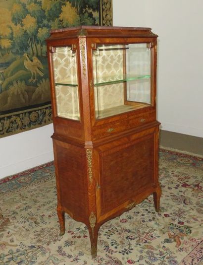 Buffet vitrine en marqueterie de bois de...