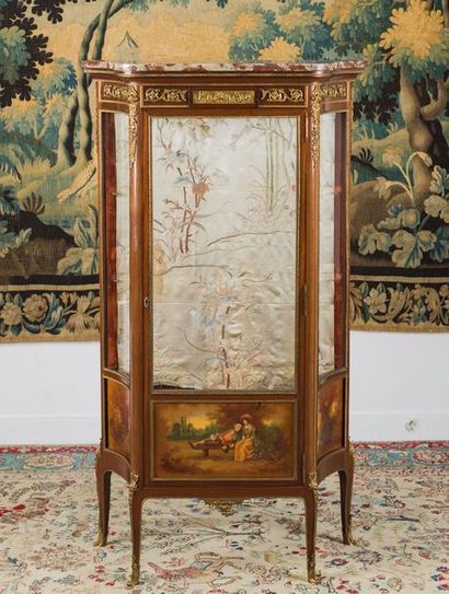 Vitrine en acajou et placage d'acajou ouvrant...