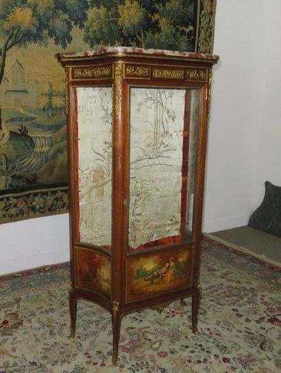 Vitrine en acajou et placage d'acajou ouvrant...