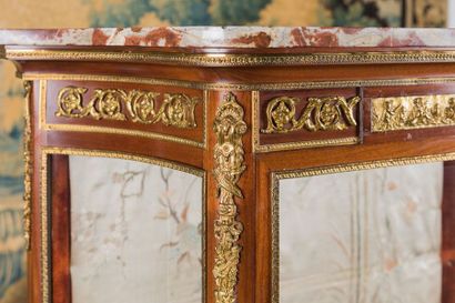 Vitrine en acajou et placage d'acajou ouvrant...