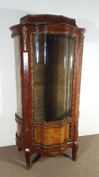 Vitrine galbée en façade et sur les côtés...