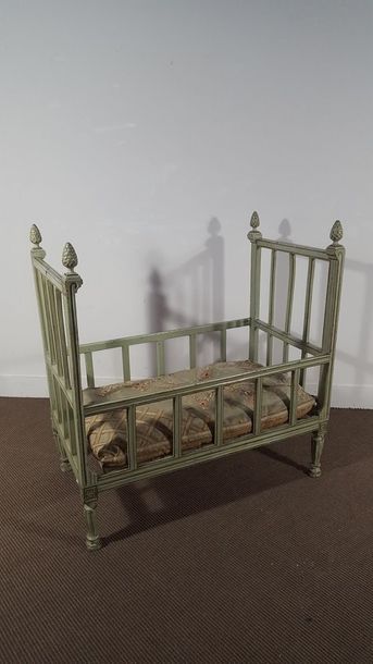 Lit d'enfant en bois relaqué vert pâle rechampi...
