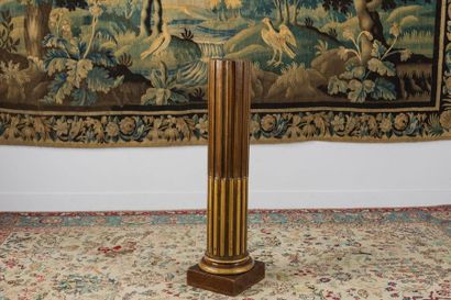 Colonne en acajou patiné et doré, le fût...