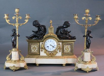 Garniture de cheminée en bronze ciselé et...