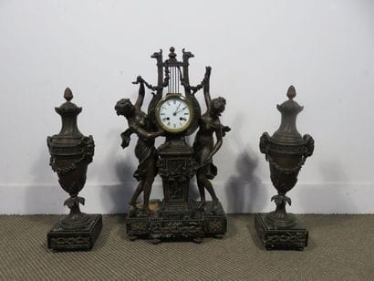 Pendule et paire de vases couverts en métal...