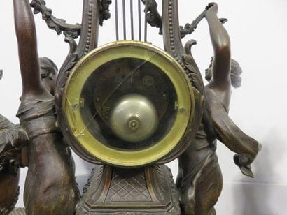 Pendule et paire de vases couverts en métal...
