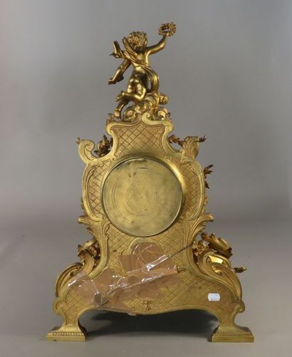 Importante pendule en bronze ciselé et doré....