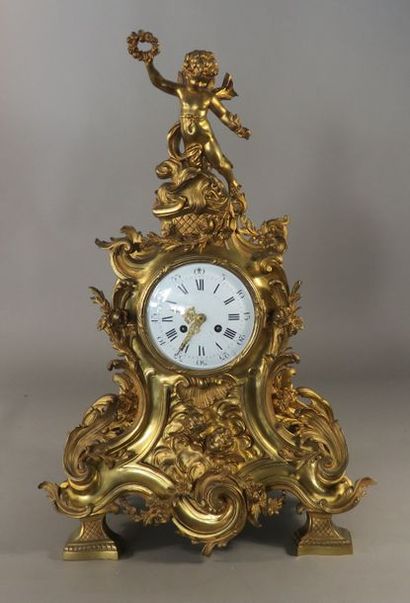 Importante pendule en bronze ciselé et doré....