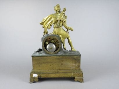 Pendule en bronze doré et patiné. Le mouvement...