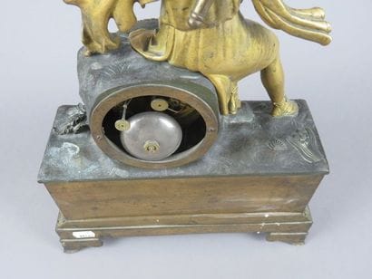 Pendule en bronze doré et patiné. Le mouvement...