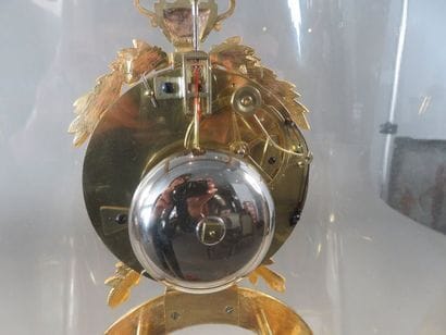 Pendule squelette en bronze ciselé et doré....