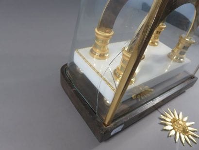 Pendule squelette en bronze ciselé et doré....