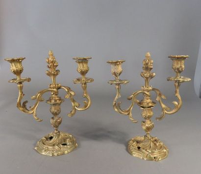 Paire de petits candélabres en bronze ciselé...