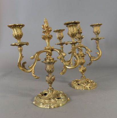 Paire de petits candélabres en bronze ciselé...