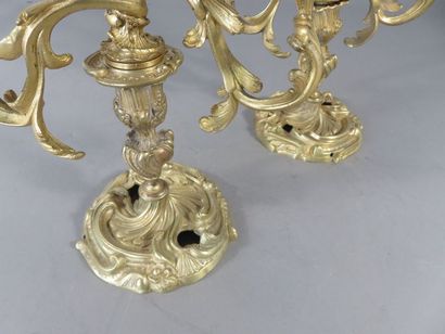 Paire de petits candélabres en bronze ciselé...