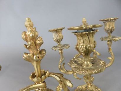Paire de petits candélabres en bronze ciselé...