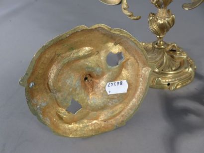 Paire de petits candélabres en bronze ciselé...