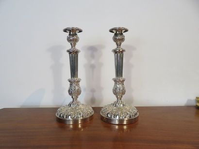 Paire de bougeoirs en métal argenté repoussé,...