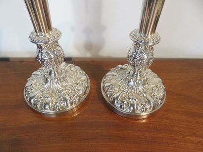 Paire de bougeoirs en métal argenté repoussé,...
