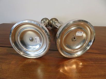 Paire de bougeoirs en métal argenté repoussé,...