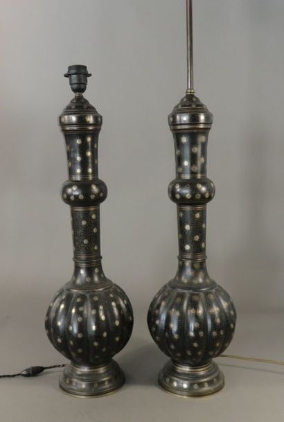 Paire de lampes en bronze patiné noir et...