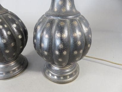 Paire de lampes en bronze patiné noir et...