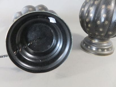 Paire de lampes en bronze patiné noir et...