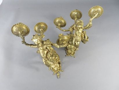 Paire d’appliques en bronze ciselé et doré...