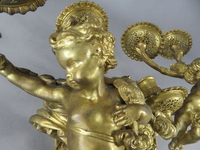 Paire d’appliques en bronze ciselé et doré...