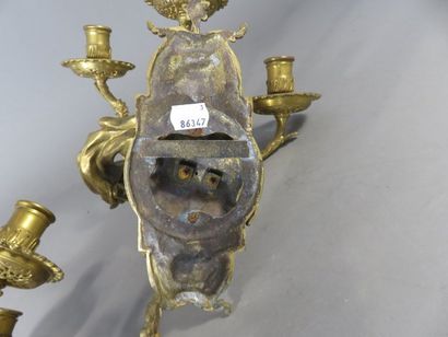 Paire d’appliques en bronze ciselé et doré...