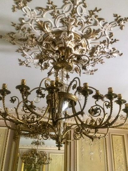 Lustre en bronze ciselé et doré, fût central...