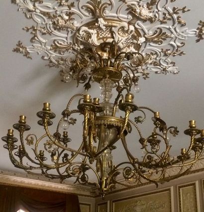Lustre en bronze ciselé et doré, fût central...