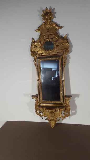Miroir en bois et stuc doré, la glace centrale...