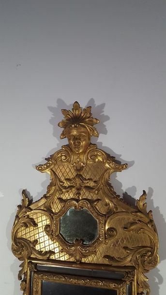 Miroir en bois et stuc doré, la glace centrale...