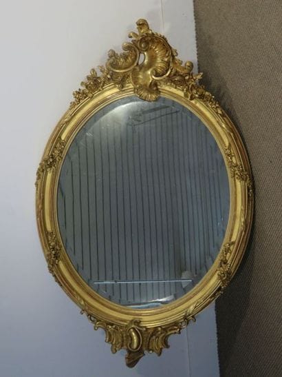 Miroir ovale à encadrement en bois et stuc...