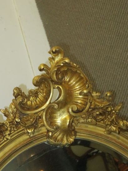 Miroir ovale à encadrement en bois et stuc...